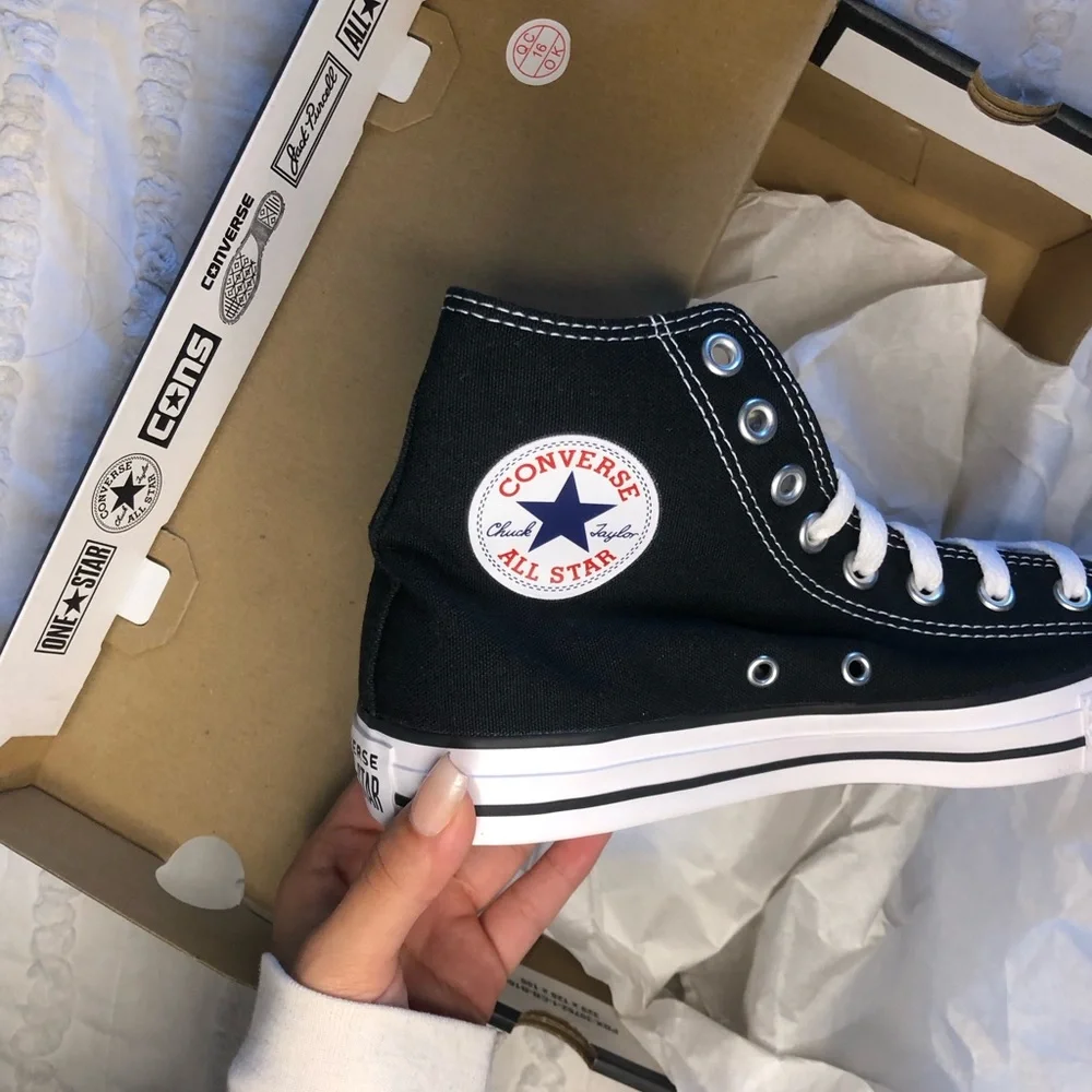 Hello Kitty Converse - Picture 2 of 5